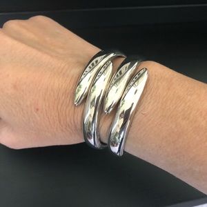 Gorgeous silver cuff with hinge